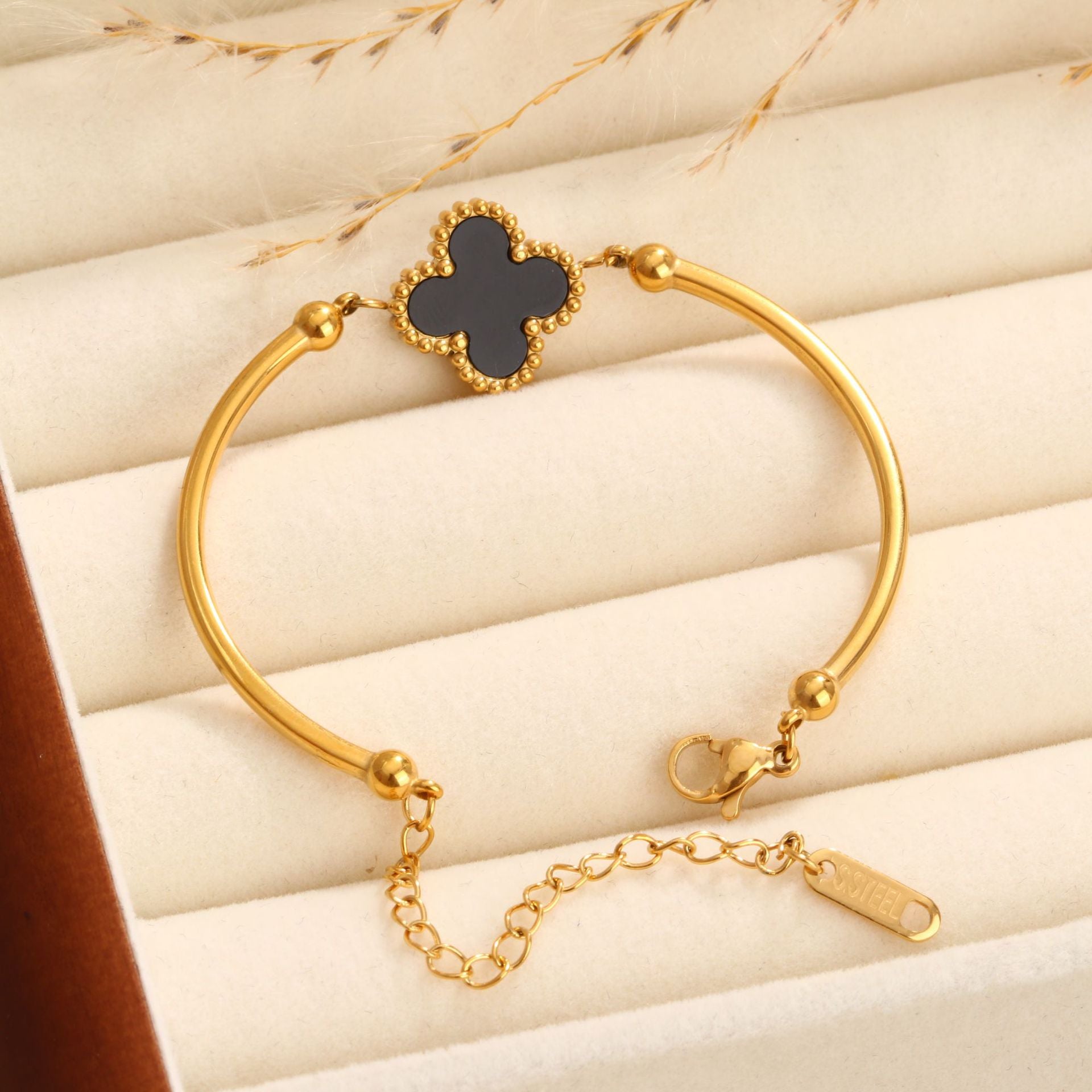 Black & White Clover Gold Bracelet