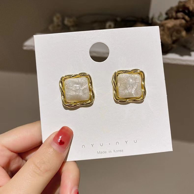 ER508 - Crackled Resin Stud Earrings