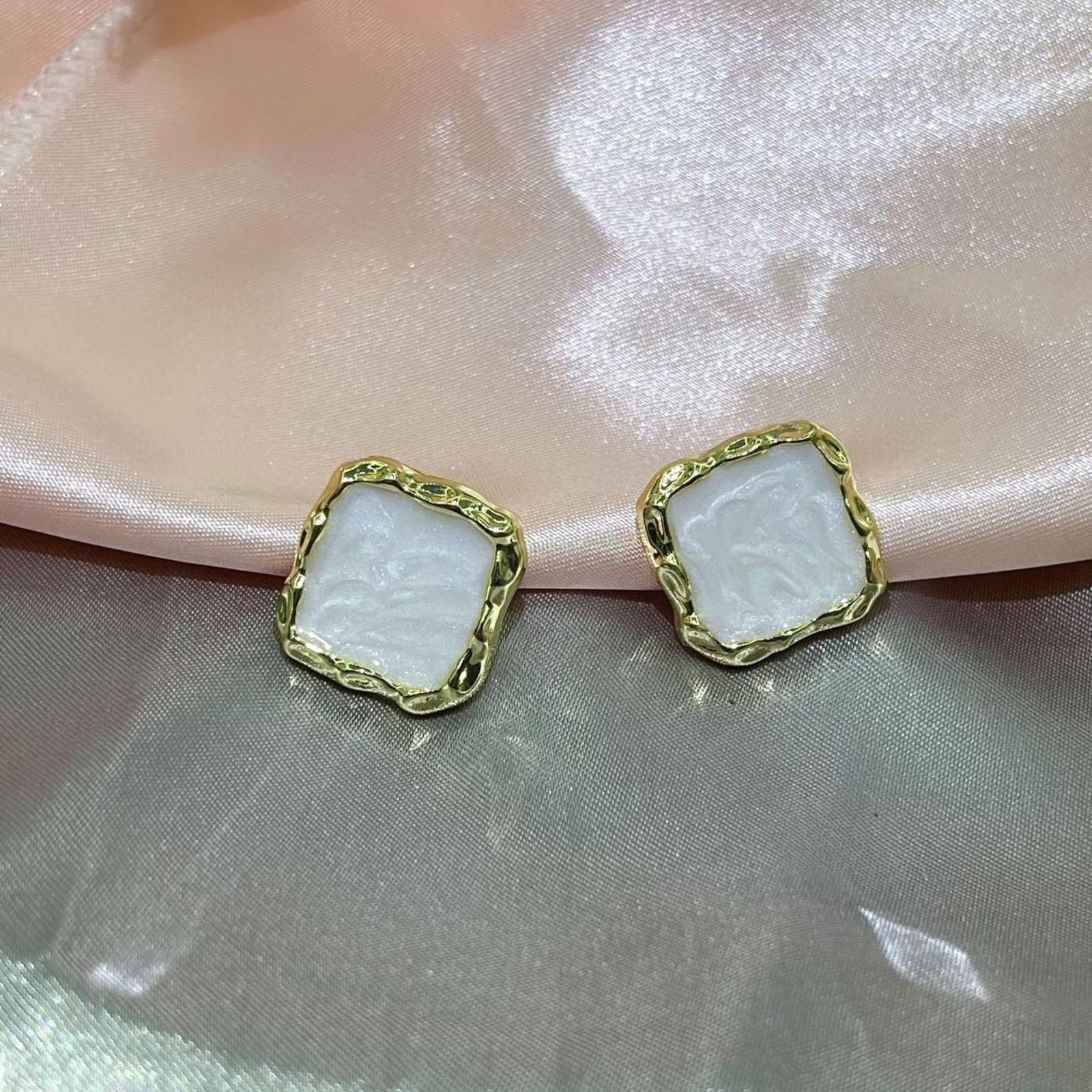 ER508 - Crackled Resin Stud Earrings
