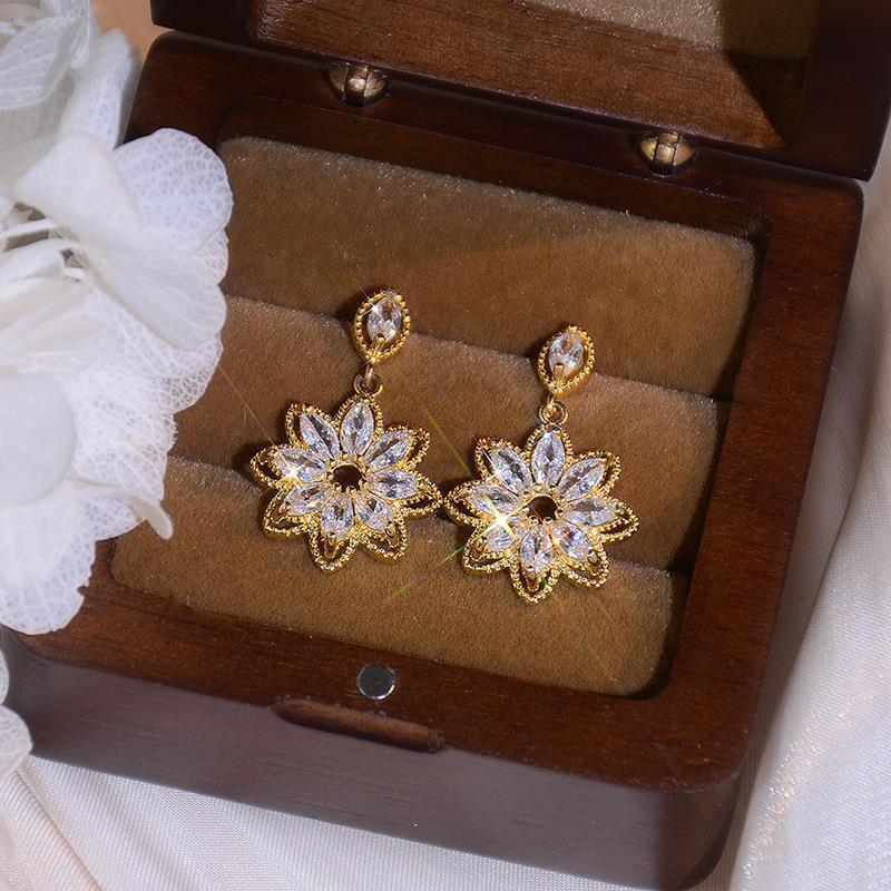ER516 - Crystal Flower Earrings