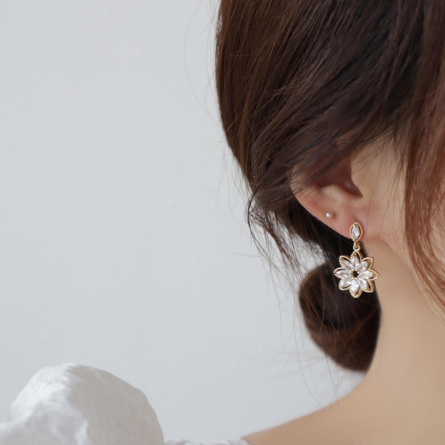 ER516 - Crystal Flower Earrings