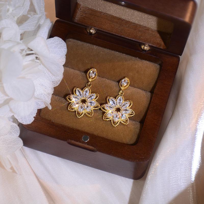 ER516 - Crystal Flower Earrings