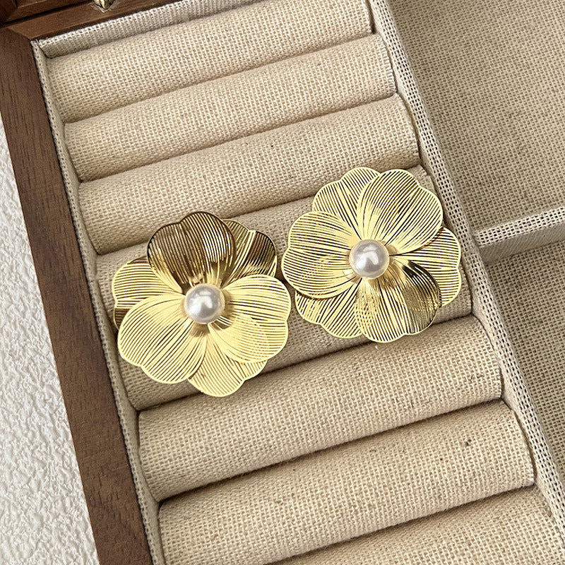 Cut Out Leaf Pearl Earrings