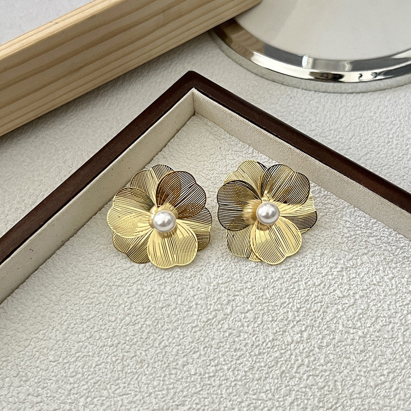 Cut Out Leaf Pearl Earrings