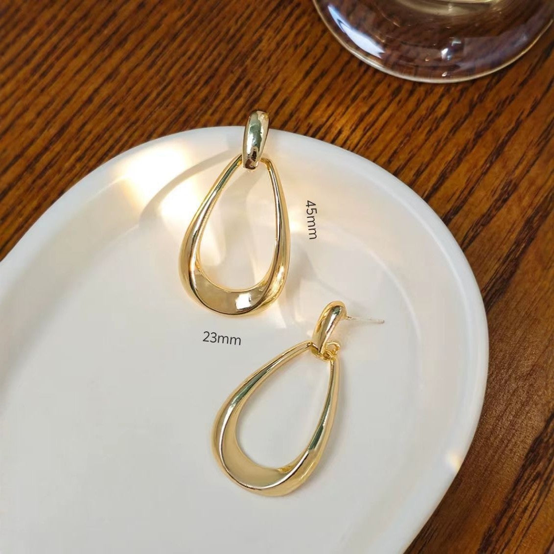 ER560 - Teardrop Shaped Earrings