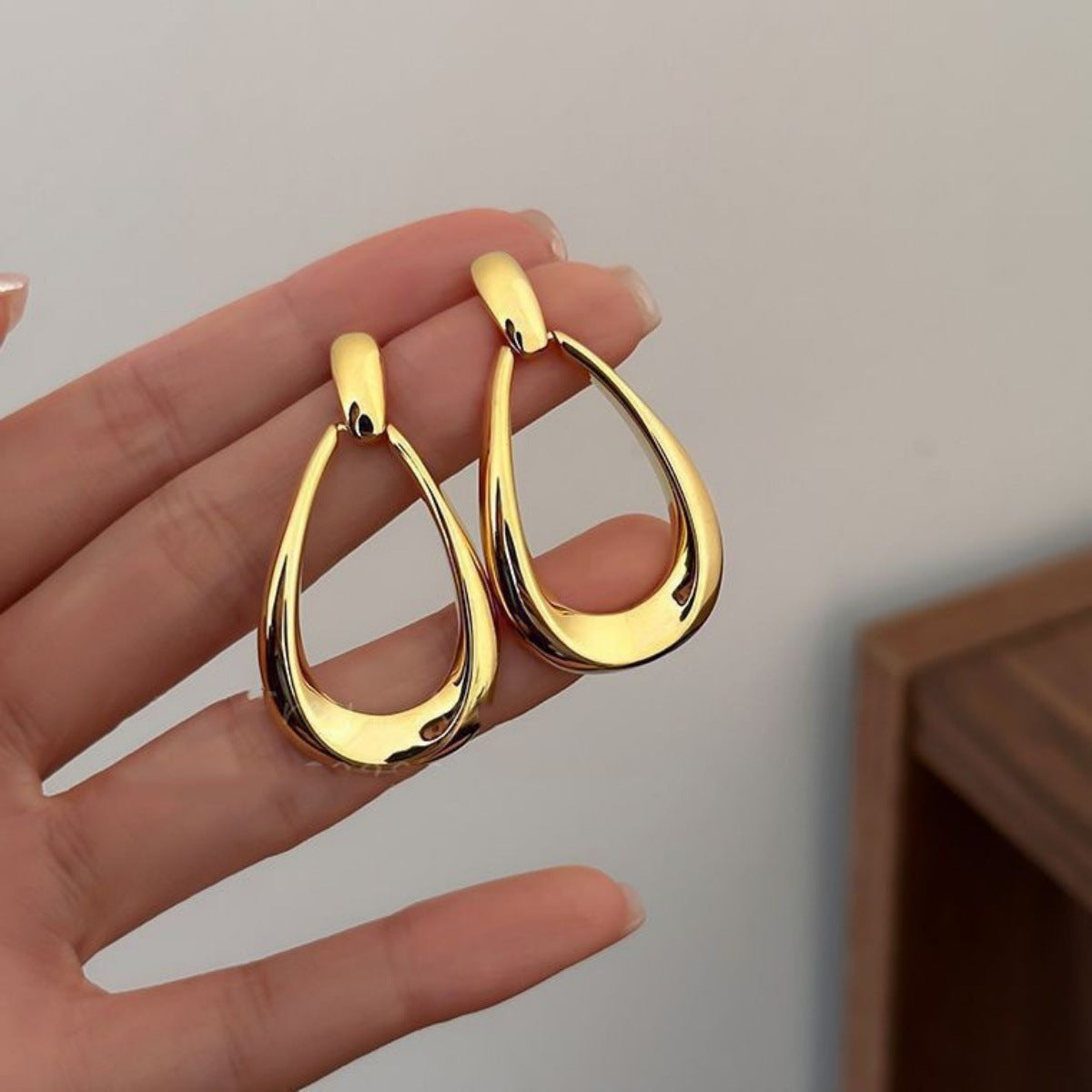 ER560 - Teardrop Shaped Earrings