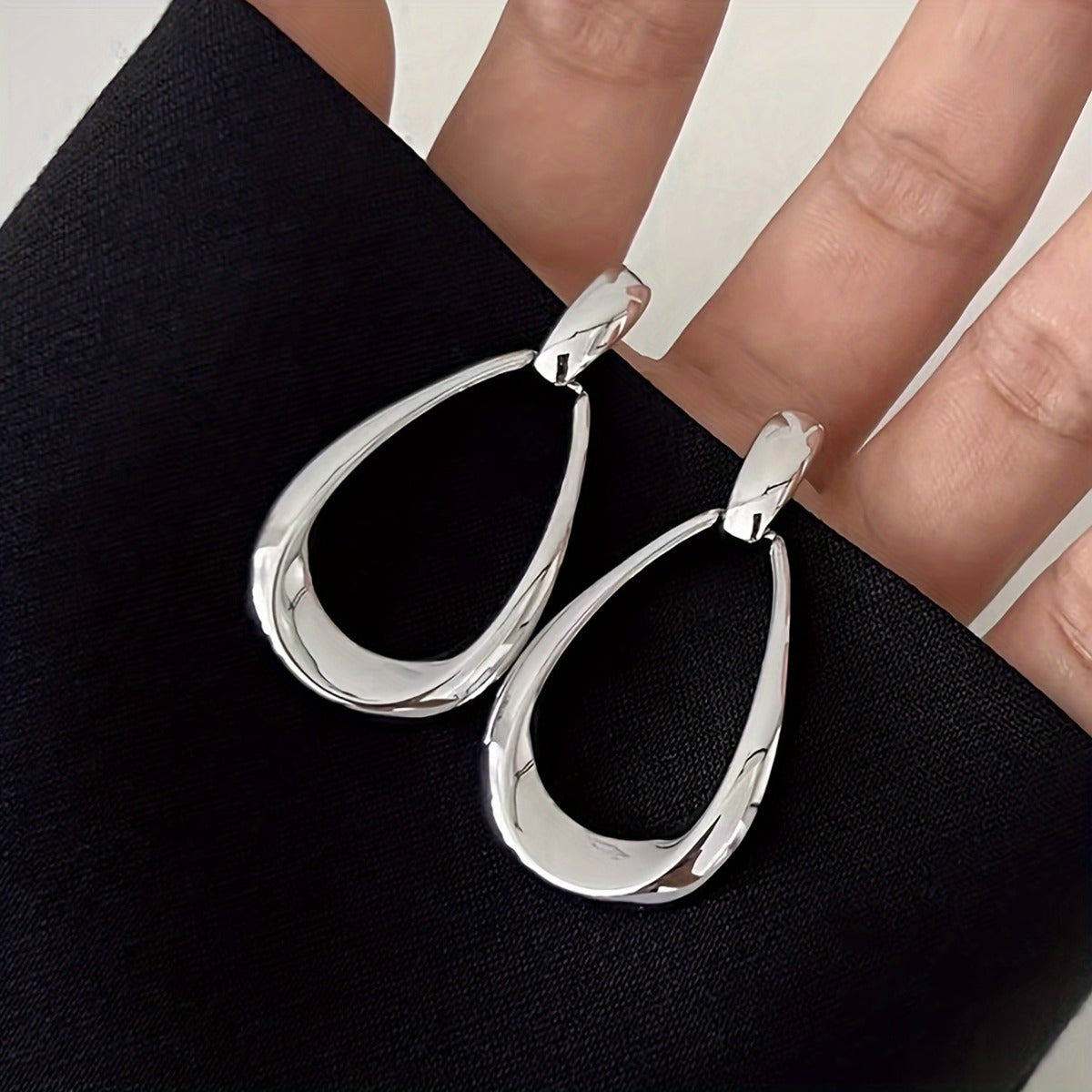 ER560 - Teardrop Shaped Earrings