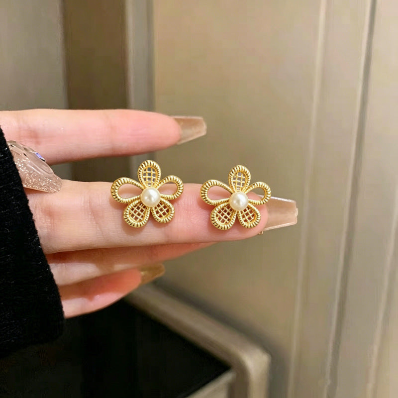 ER529 - Hollowed-out Pearl Flower Earrings