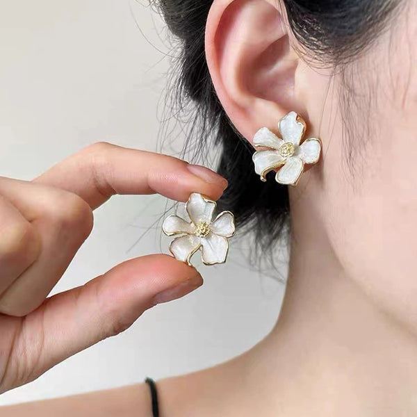 Elegant Floral Pearl Stud Earrings