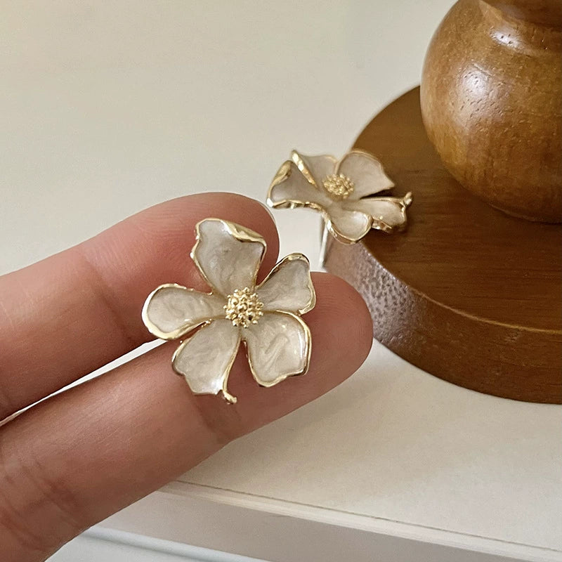 Elegant Floral Pearl Stud Earrings