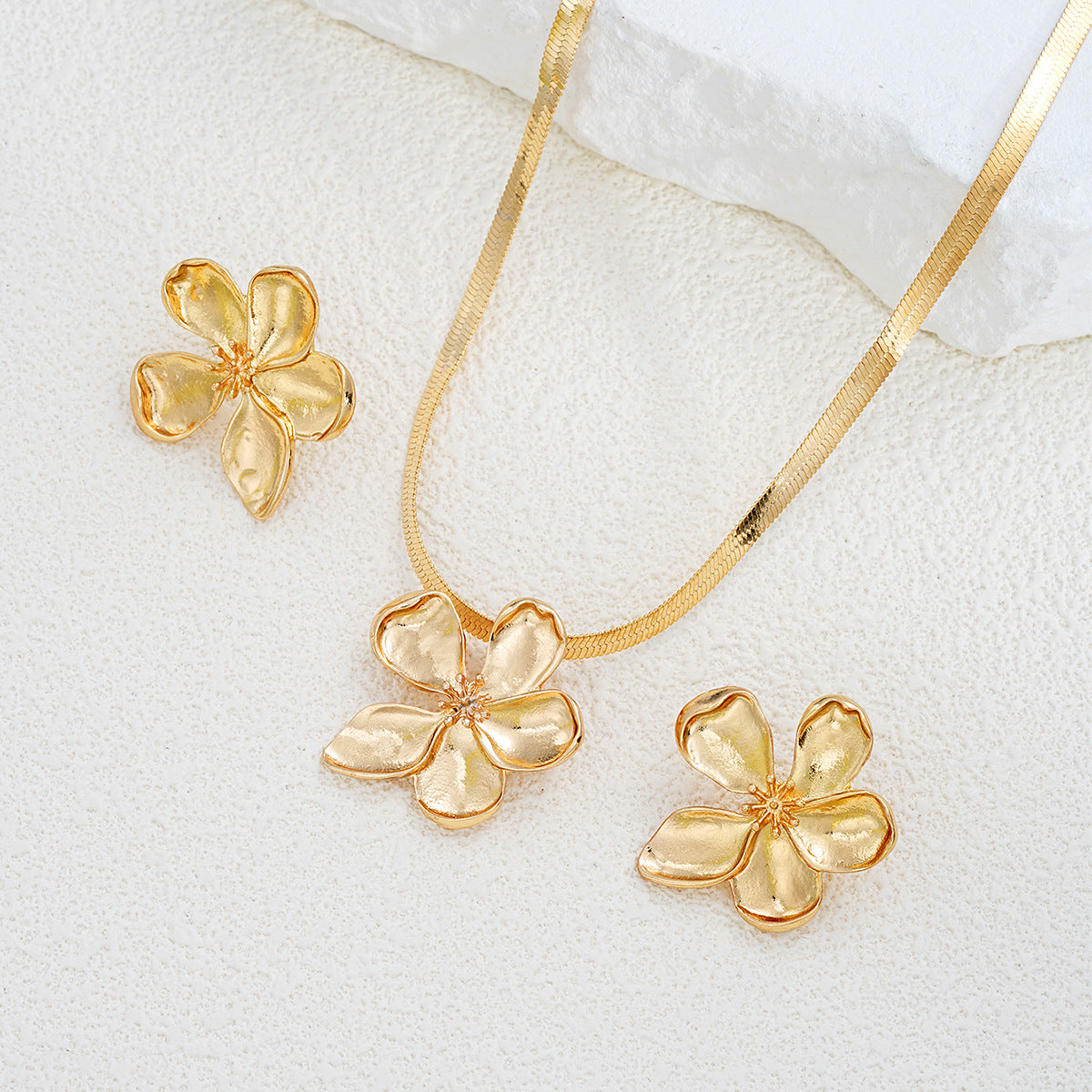 Golden Flower Choker Necklace Set