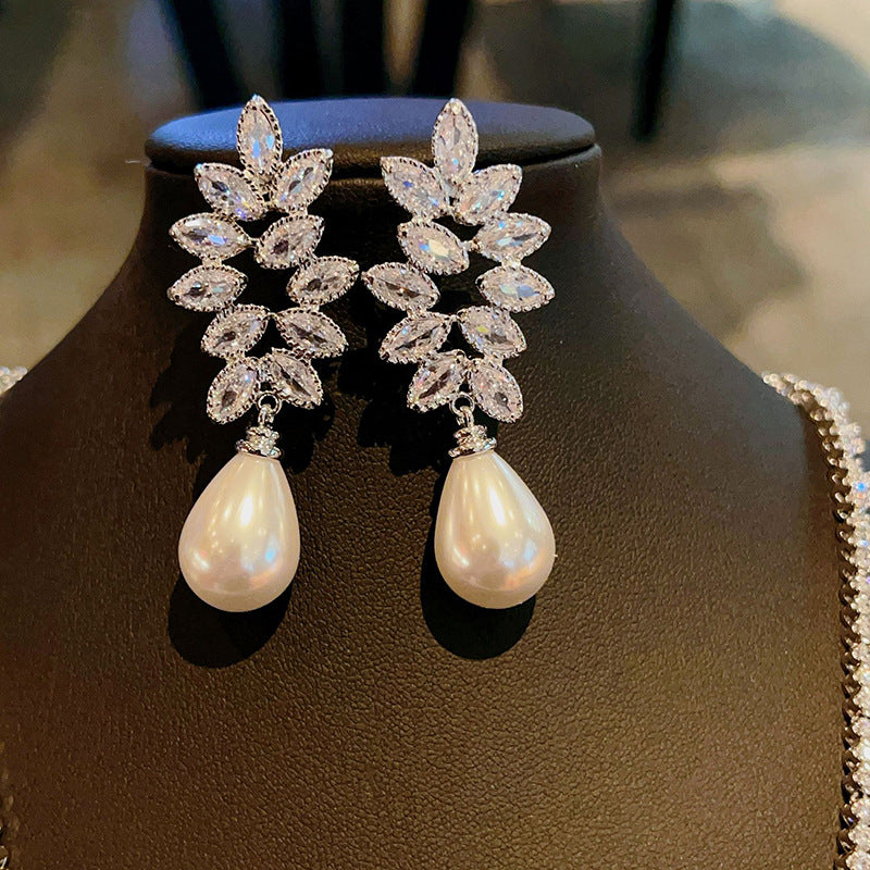 ZER21 - Horse Eye Leaf Earrings