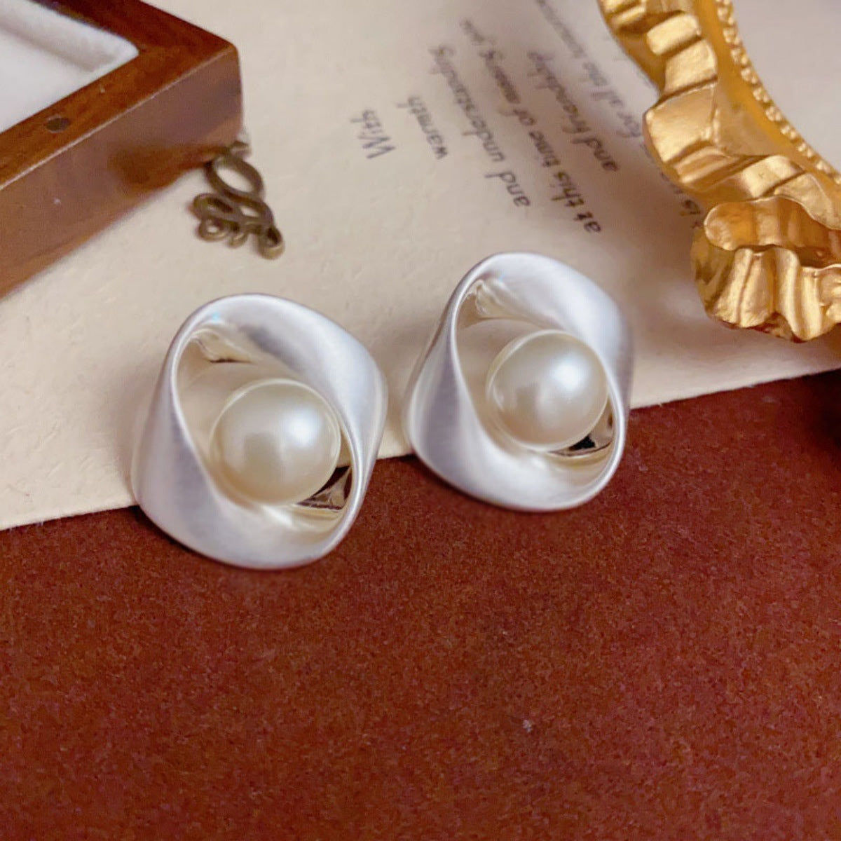 ER545 - Chanel-inspired Pearl Stud Earrings