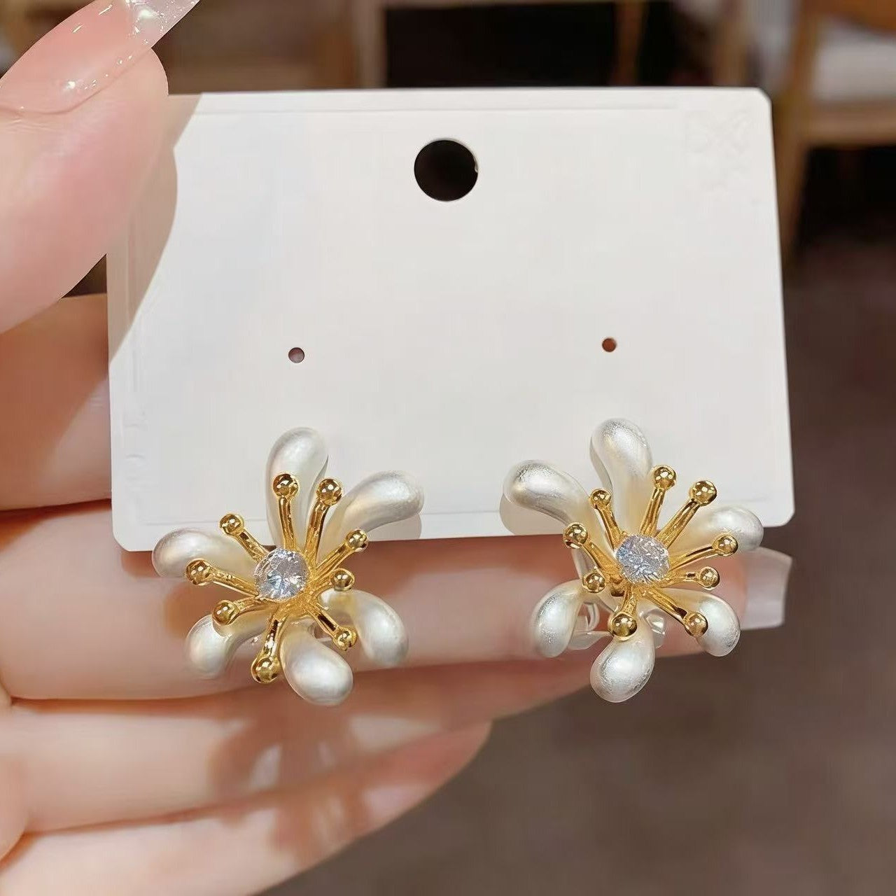 ER500 - Petal Shaped Light Luxury Earrings