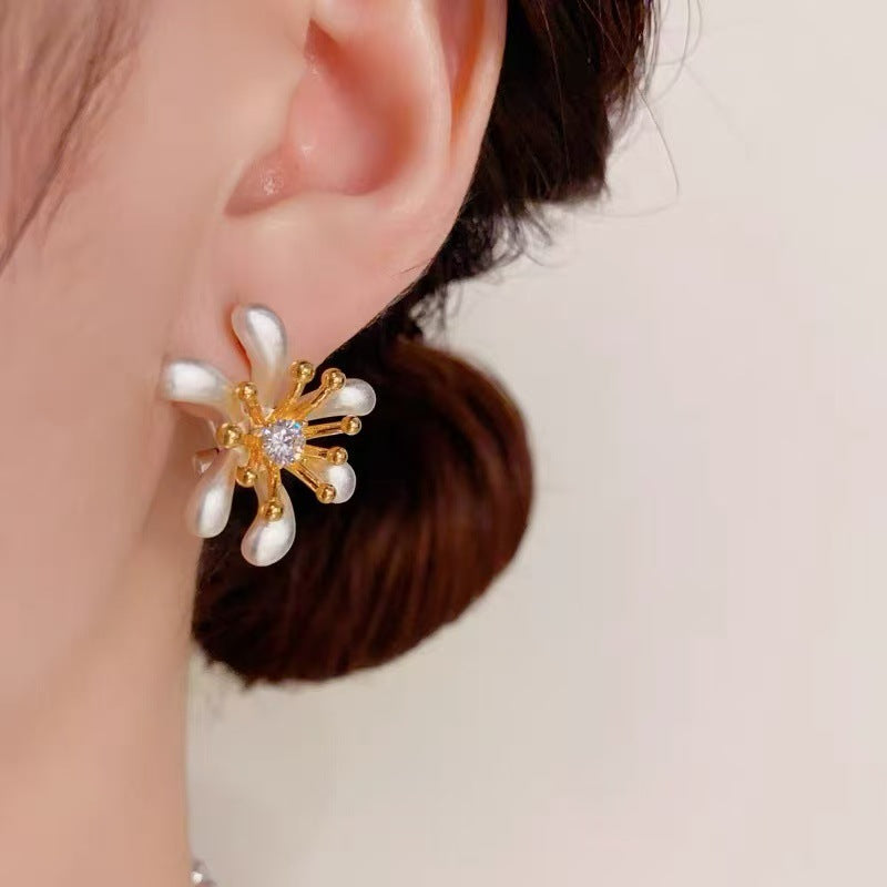 ER500 - Petal Shaped Light Luxury Earrings