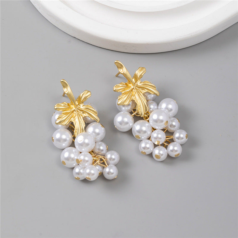 ER481 - Vintage Style Leaf and Pearl Stud Earrings