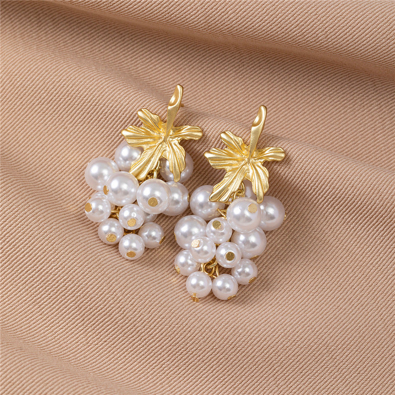 ER481 - Vintage Style Leaf and Pearl Stud Earrings