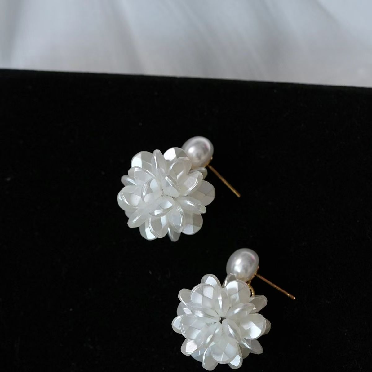 ER526 - White Pearl Flowers
