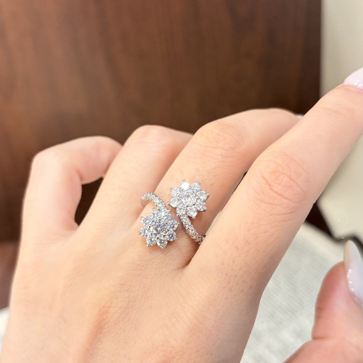 ZRNG 172 - Sparkling Zircon Flower Ring [Adjustable opening]
