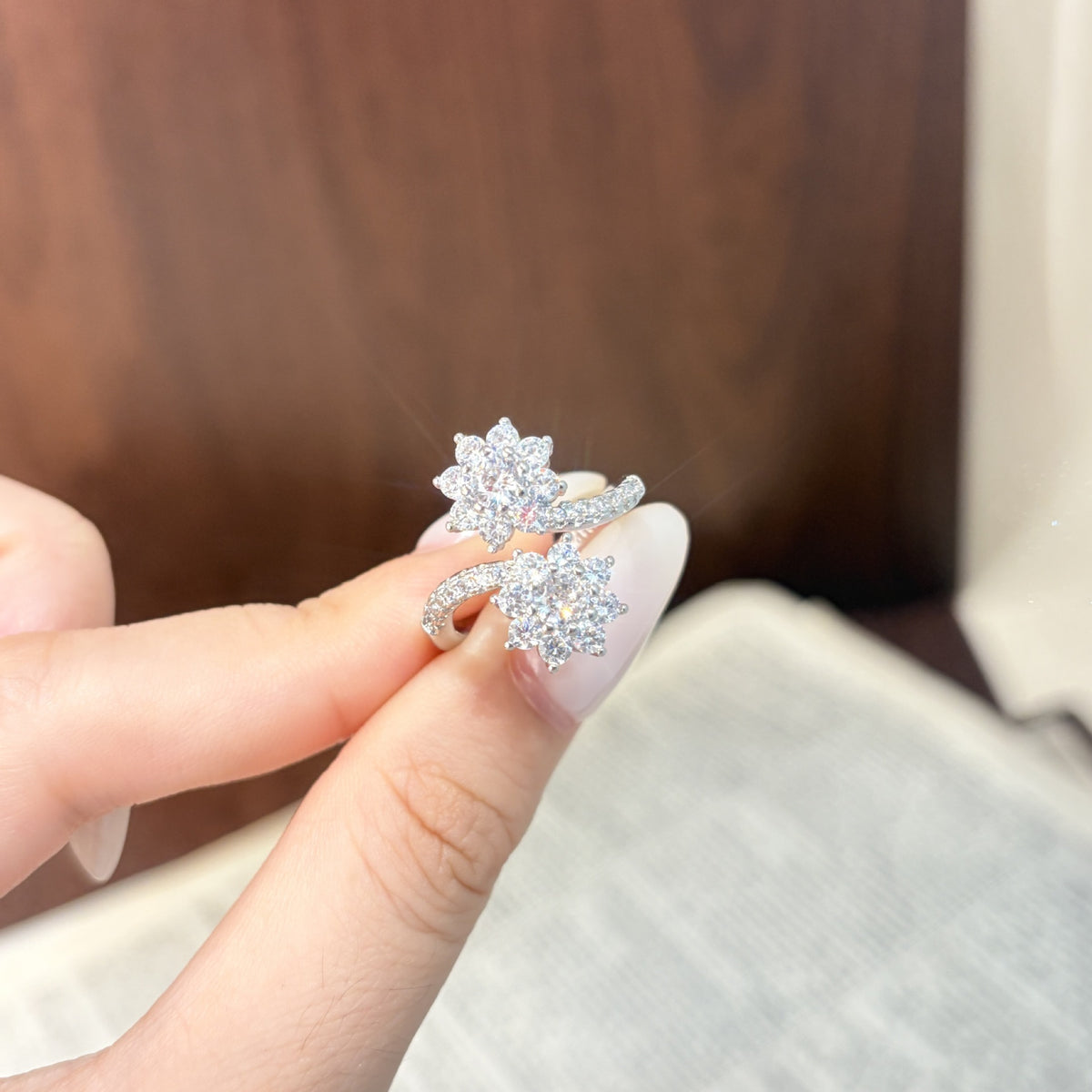 ZRNG 172 - Sparkling Zircon Flower Ring [Adjustable opening]