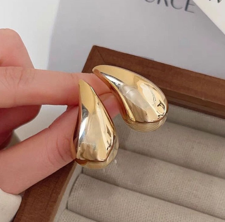 High-grade niche hollow water drop earrings