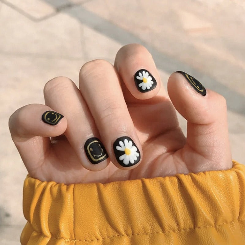 Black Series Small Daisy Smiley Face Fake Nails  - 24Pcs